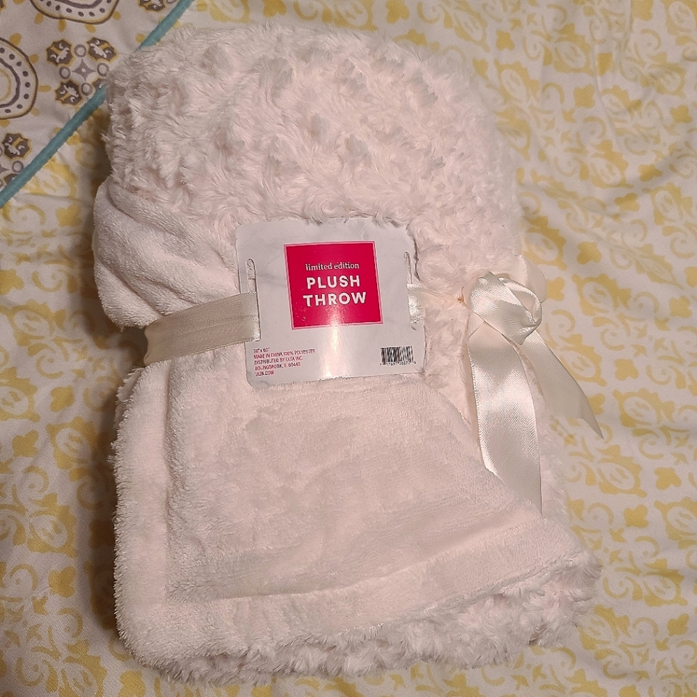 Ulta Limited Edition rosette plush throw NWT - Picture 1 of 7